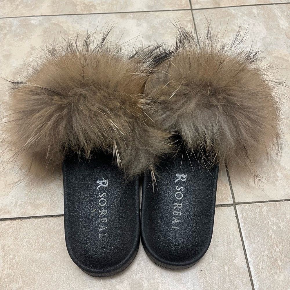 Gsuwoo So Real fur slides size 8